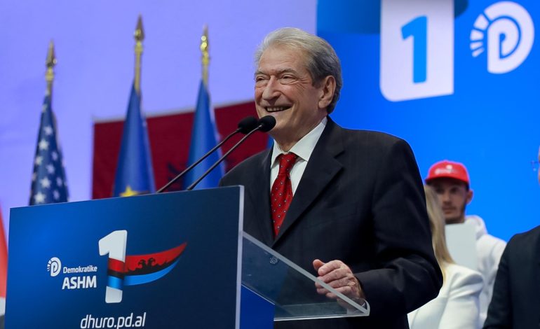 “Ka porositur të vetët të flasin për moshën time”, Berisha sfidon Ramën nga Pogradeci: Hajde të përballemi!