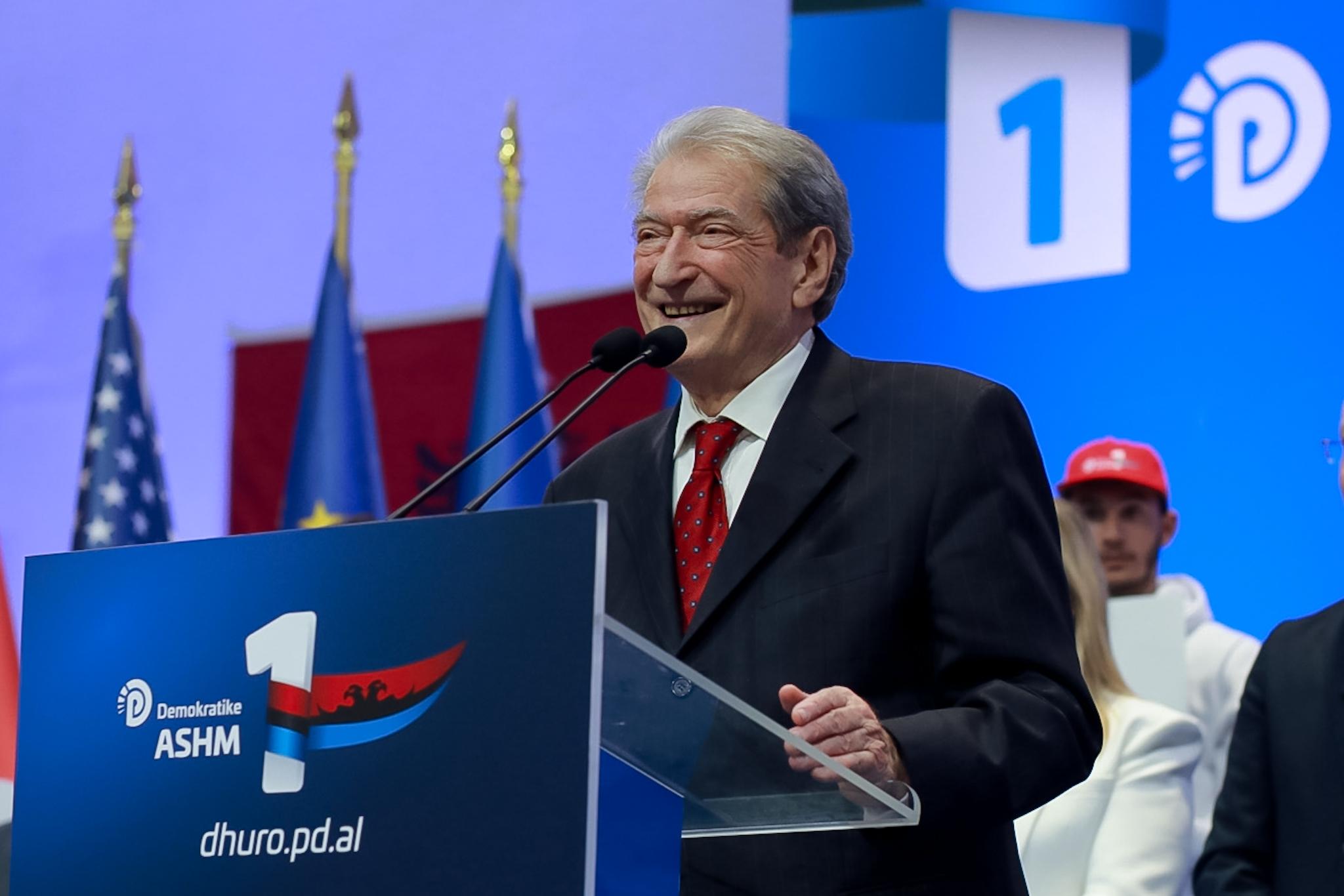 “Ka porositur të vetët të flasin për moshën time”, Berisha sfidon Ramën nga Pogradeci: Hajde të përballemi!