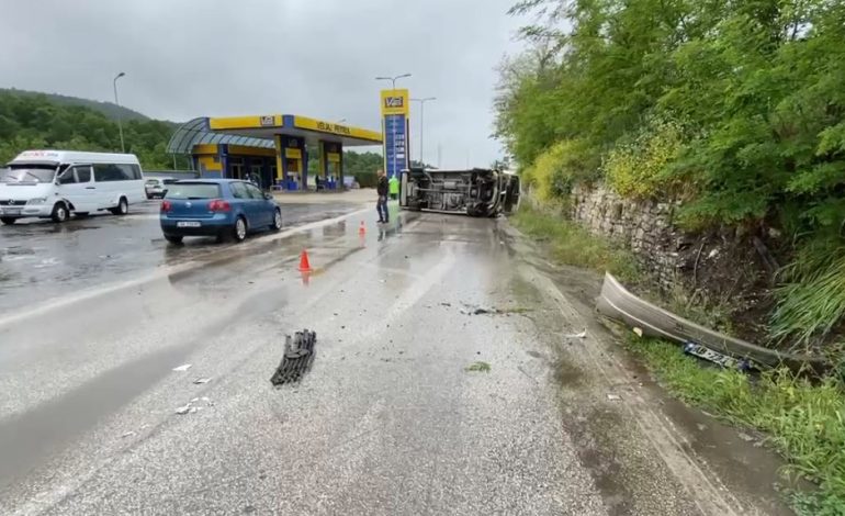 VIDEO/ Përmbyset furgoni i pasagjerëve në aksin Levan-Fier. Drejtuesi humb kontrollin për shkak të lagështirës në rrugë