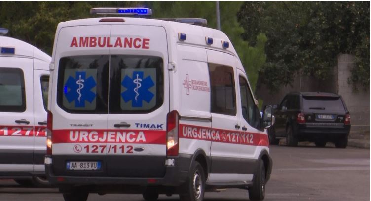 Përmet/ Makina përplas këmbësoren, 60-vjeçarja përfundon në spital