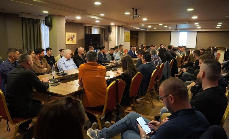 Takimi me profesionistët/ “Nisma Shqipëria Bëhet” vë në qendër kontributin e shtresës së mesme