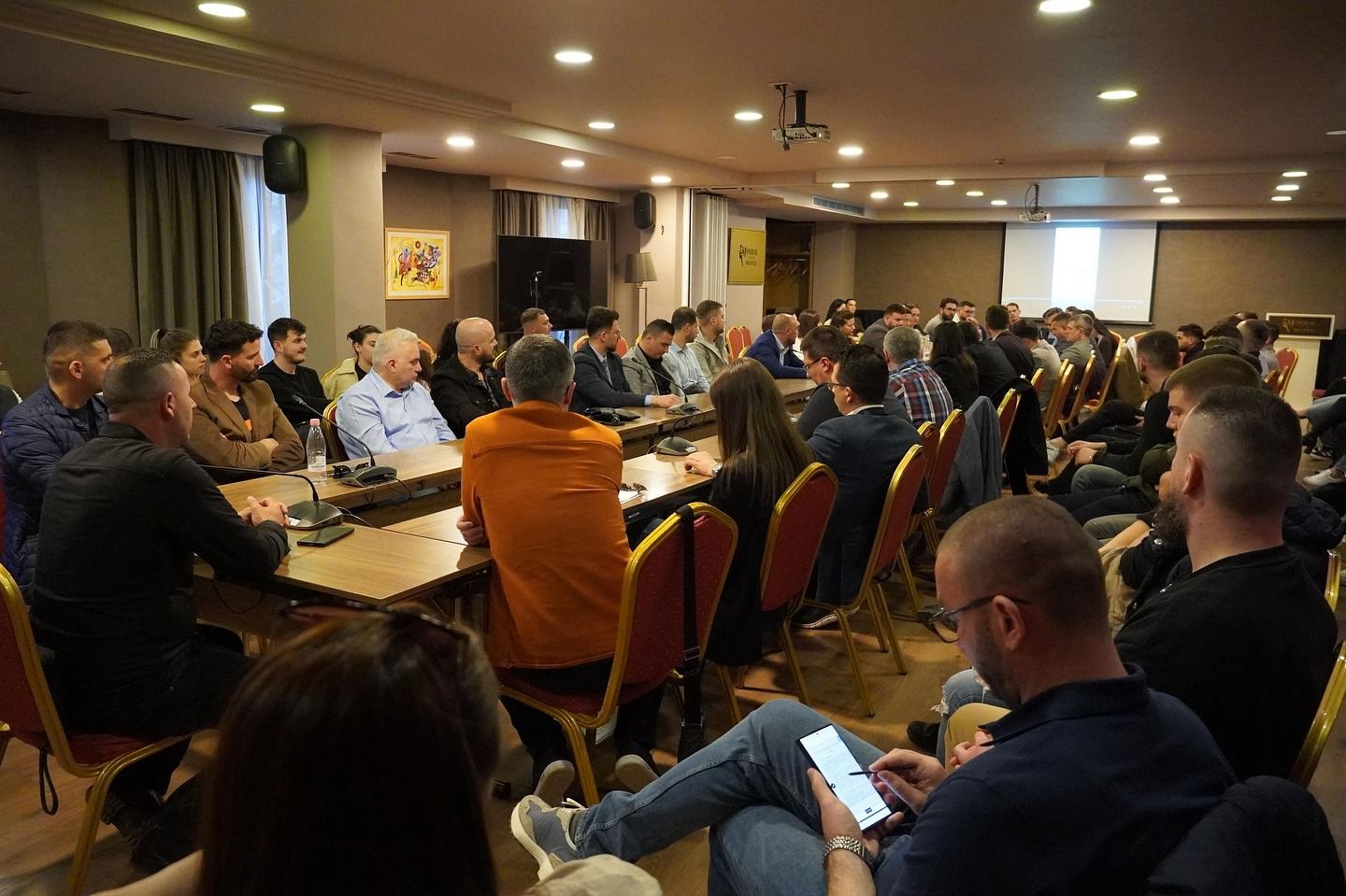Takimi me profesionistët/ “Nisma Shqipëria Bëhet” vë në qendër kontributin e shtresës së mesme