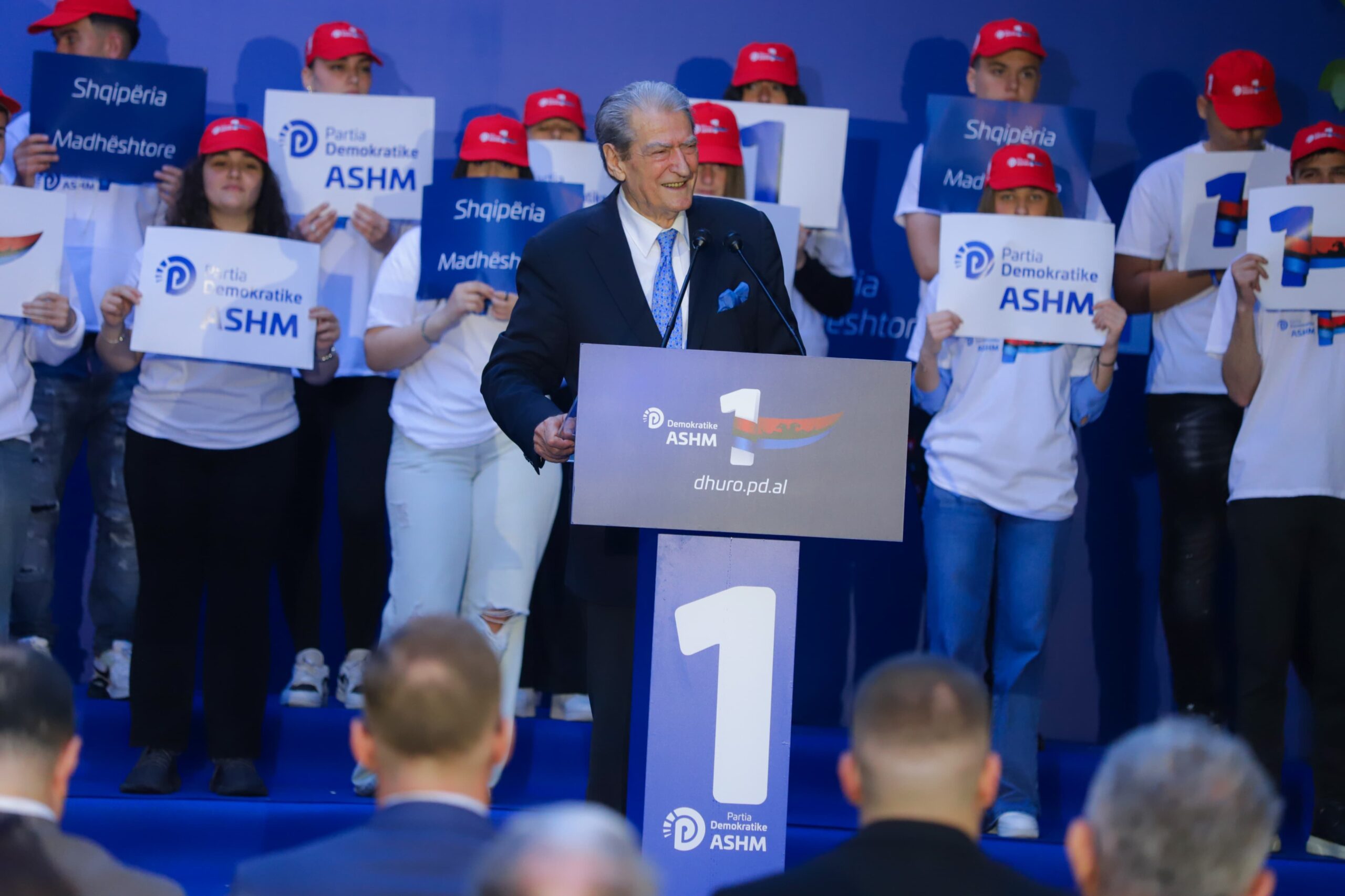 “Ministre të stolisur me florinj e diamante”, Berisha: Janë të verbuar në luks, kryeministër që hap shishen e verës 33 mijë euro
