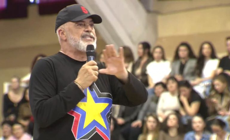 “Burrat demokratë të shoqeve tuaja vërini në gjumë më 11 maj”, Rama batuta me gratë në Shkodër: Më duruat deri tani heroikisht, jeni gati të bëni çdo gjë