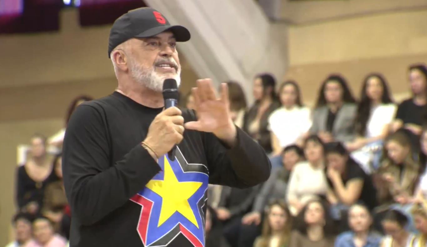 “Burrat demokratë të shoqeve tuaja vërini në gjumë më 11 maj”, Rama batuta me gratë në Shkodër: Më duruat deri tani heroikisht, jeni gati të bëni çdo gjë
