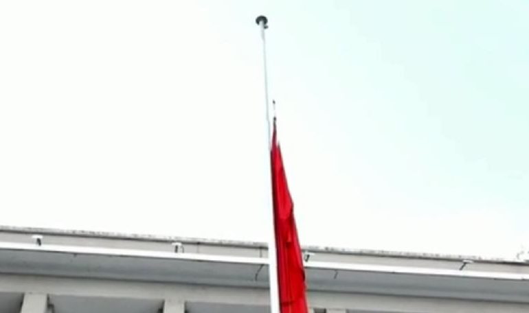 Bota i jep lamtumirën Papa Françeskut. Në Shqipëri flamujt në gjysmështizë! Rama anulon sot takimet e fushatës, Berisha i vijon me një minutë heshtje