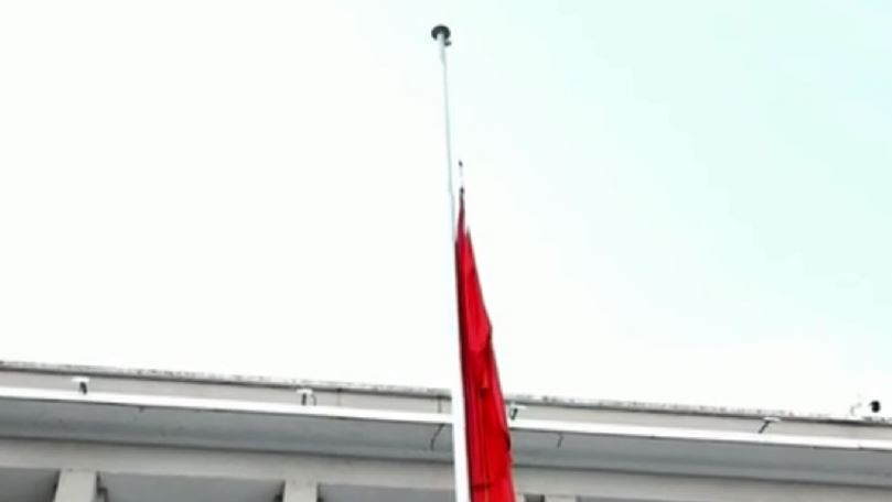 Bota i jep lamtumirën Papa Françeskut. Në Shqipëri flamujt në gjysmështizë! Rama anulon sot takimet e fushatës, Berisha i vijon me një minutë heshtje