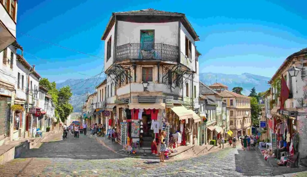 Turistët po vijnë, por çfarë po vizitojnë? Ja qytetet që përbëjnë më shumë atraksion për të huajt