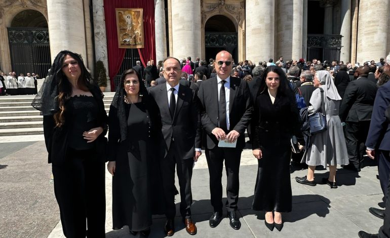 Ministri Hasani në Lamtumirën e Papa Françeskut: Udhëheqës i paqes dhe në shërbim të jashtëzakonshëm për njerëzimin
