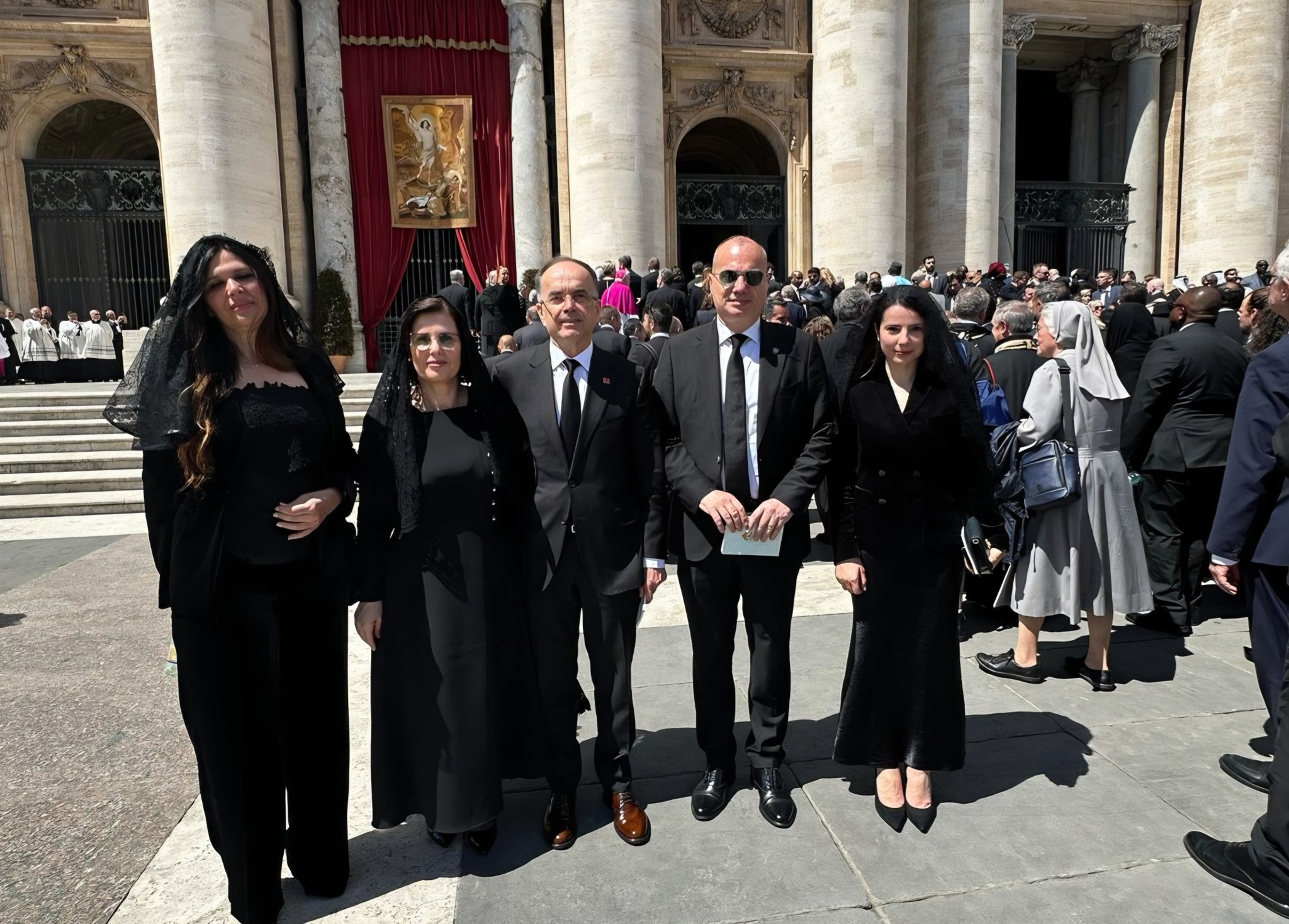 Ministri Hasani në Lamtumirën e Papa Françeskut: Udhëheqës i paqes dhe në shërbim të jashtëzakonshëm për njerëzimin
