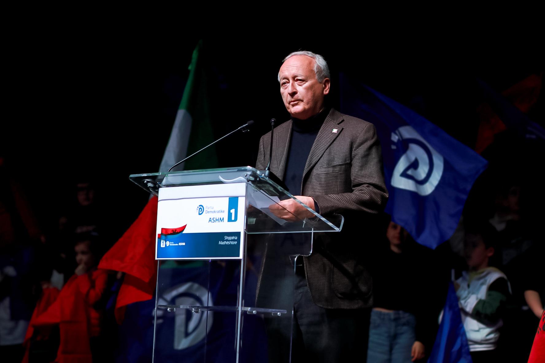 Takimi në Breshia/ Eurodeputeti italian: Sali Berisha sërish i lirë, ecën krenar krah popullit të tij!
