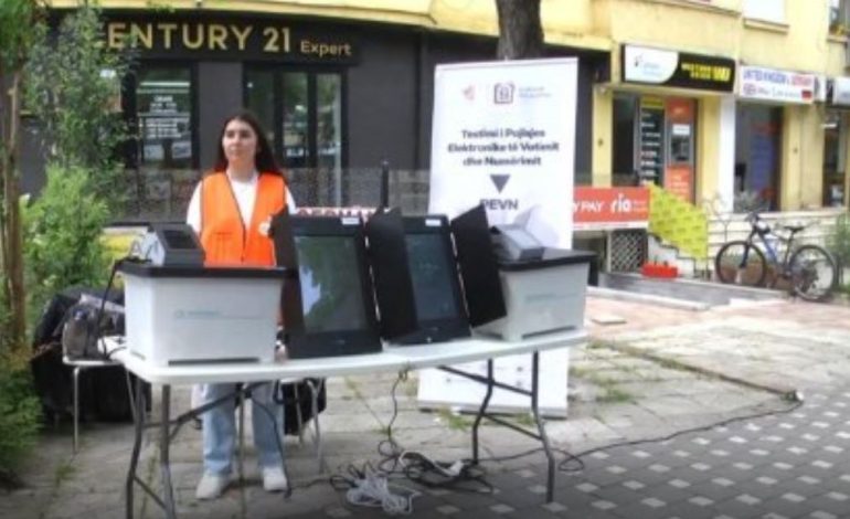 Banorët e Njësisë 10 të Tiranës dhe ata të Vorës do të votojnë në mënyrë elektronike, KQZ teston sot pajisjet