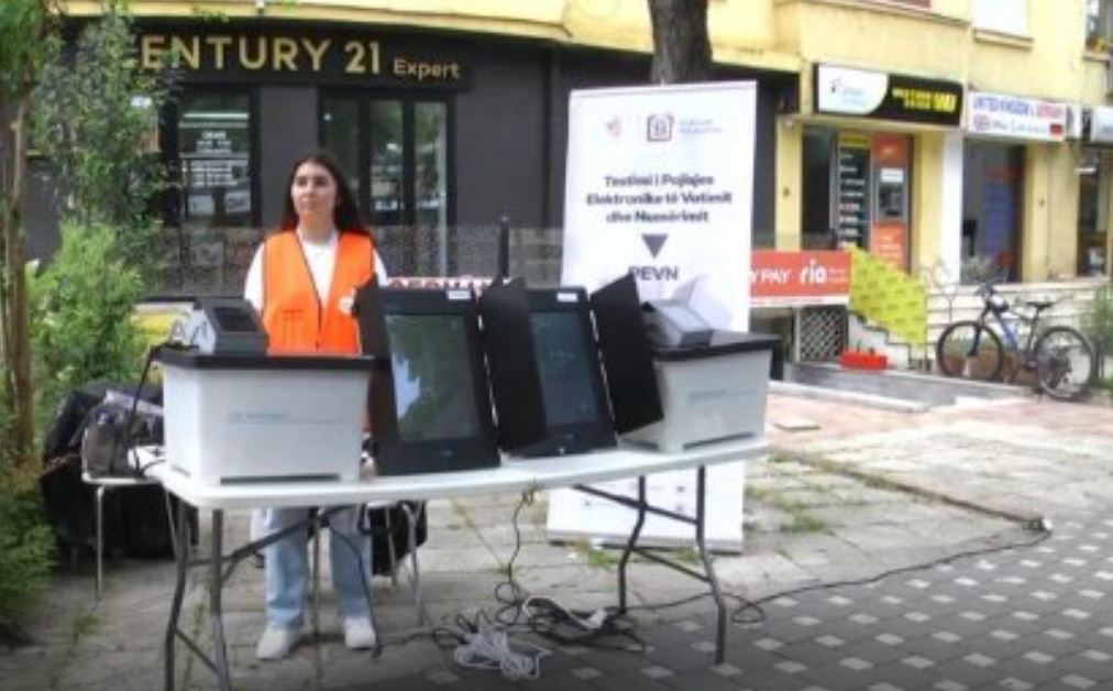 Banorët e Njësisë 10 të Tiranës dhe ata të Vorës do të votojnë në mënyrë elektronike, KQZ teston sot pajisjet