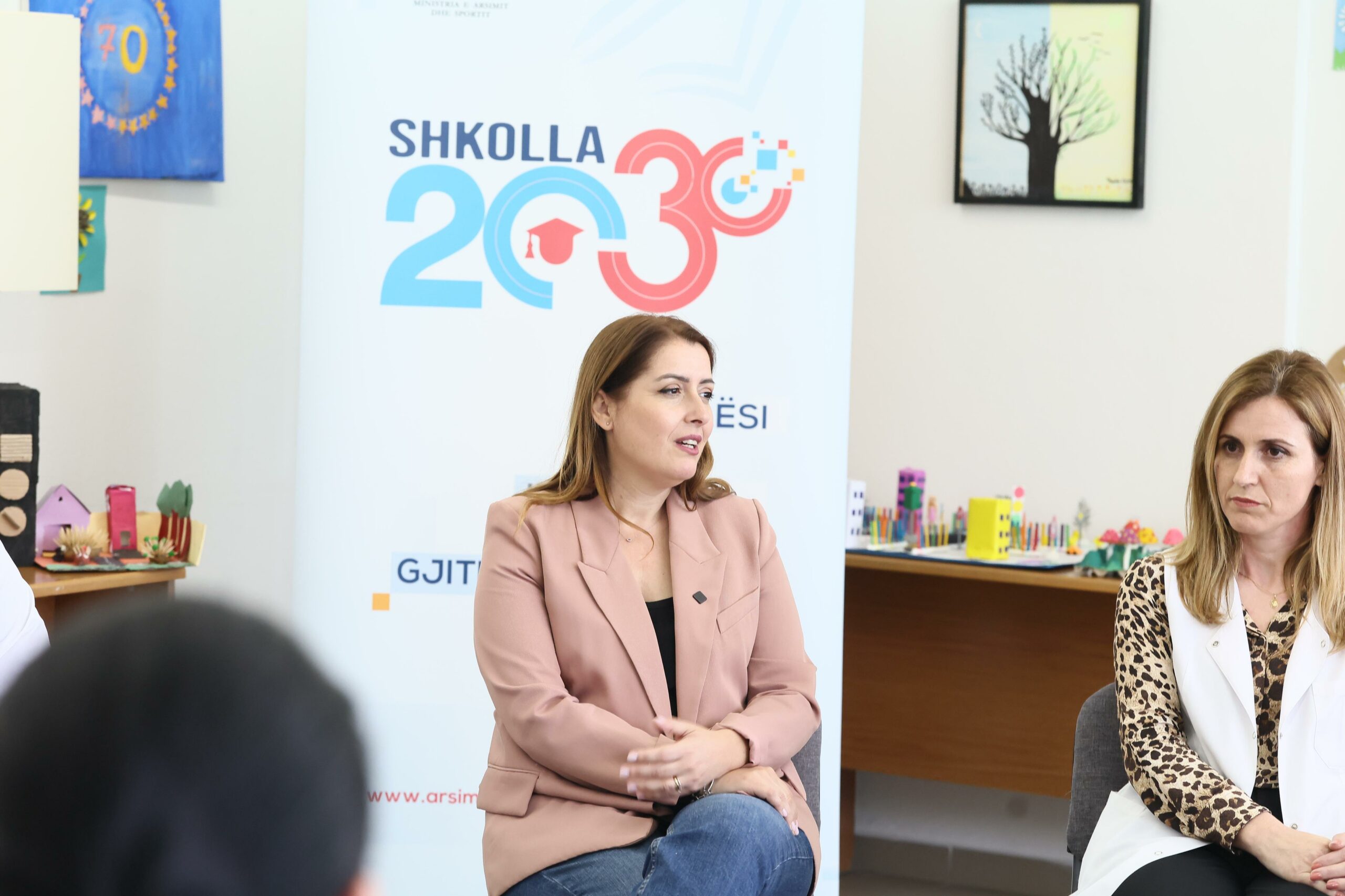“Trajnime dhe programe të personalizuara për mësuesit”, Manastirliu: Rritim pagat dhe kredi me interes zero për shtëpi
