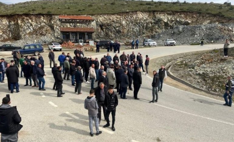 Rruga lidhëse me Kosovën në gjendje të mjerueshme, banorët e Tropojës dhe Hasit sërish në protestë