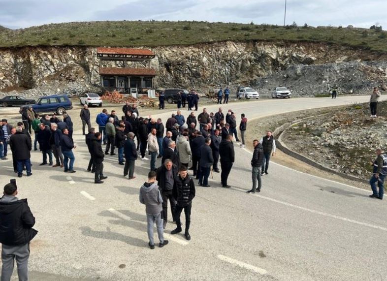 Rruga lidhëse me Kosovën në gjendje të mjerueshme, banorët e Tropojës dhe Hasit sërish në protestë