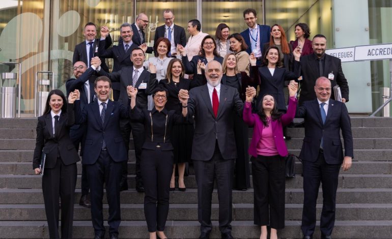 “Krenar për Shqipërinë”, Edi Rama publikon fotot me skuadrën kombëtare të negociatave