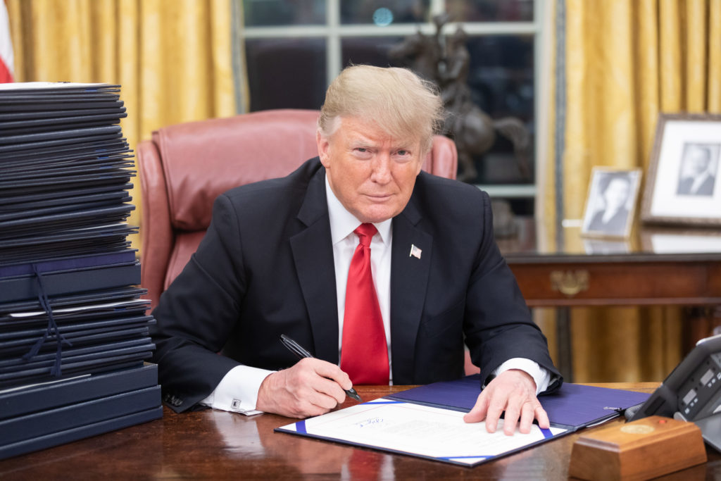 “Në vorbullën e tarifave”/ Analiza: Si do të ndikojë 10 për qindëshi i vendosur nga Trump në ekonominë shqiptare