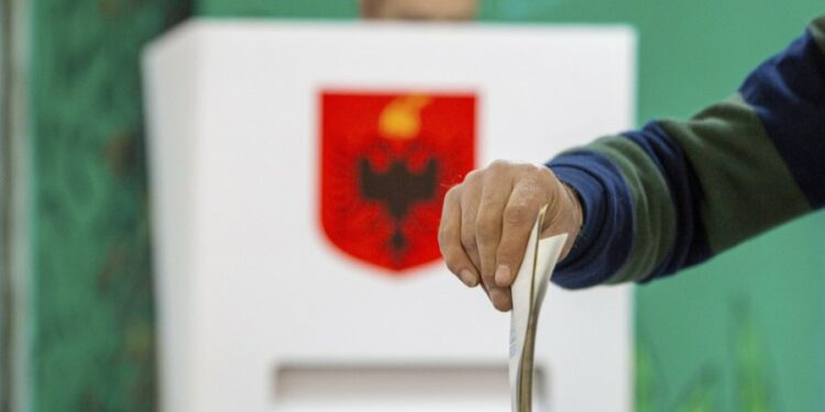 Zgjedhjet e 11 majit/ Nis dërgimi i fletëve të votimit për shqiptarët jashtë vendit që votojnë në qarqet Dibër dhe Berat
