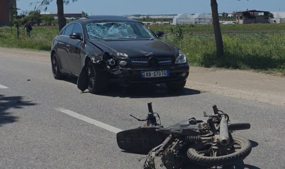 Aksident në aksin Çermë-Divjakë/ Përplaset nga një automjet, përfundon në spital në gjendje të rëndë drejtuesi i motorit