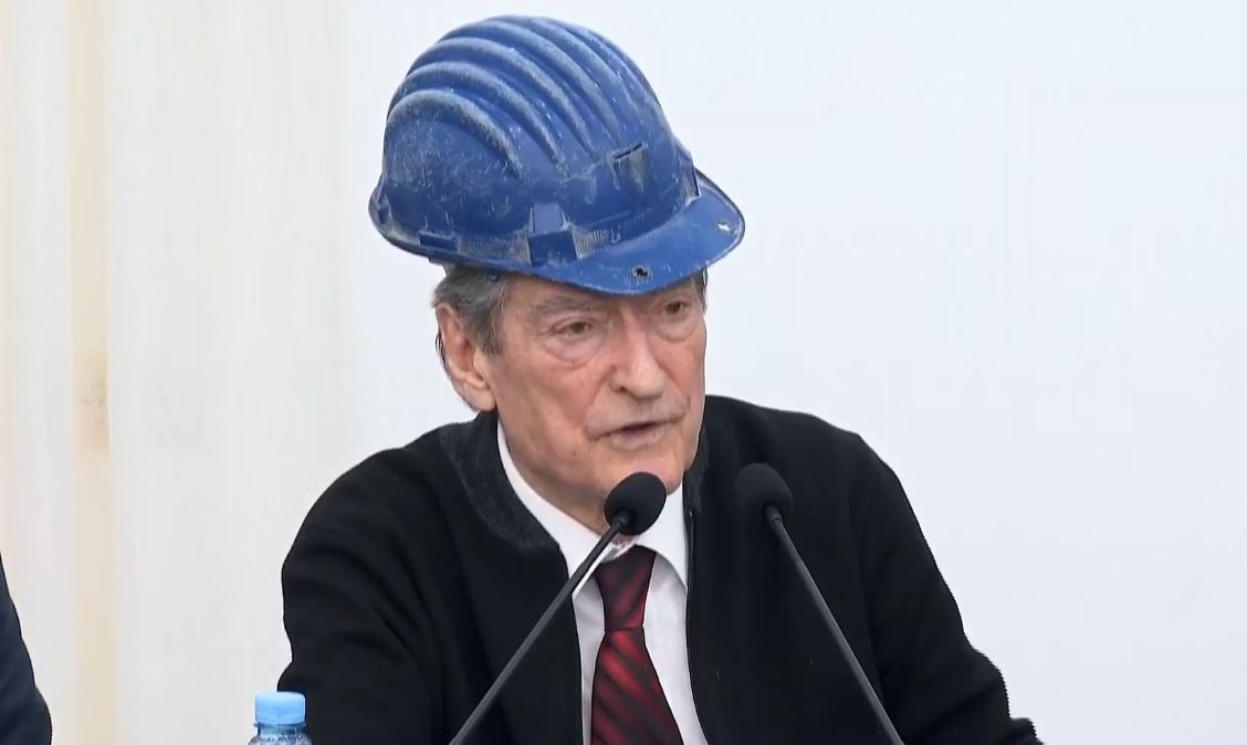 FOTO LAJM/ Surprizon Sali Berisha! Shfaqet me kokoren e minatorit në Bulqizë, premton statusin