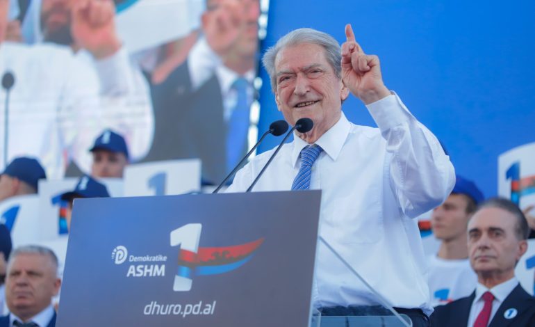 “Në vend të transparencës paraqet vallet e Ballukut e Lamborghinin e Noizyt”/ Berisha në Fier: Rama, 11 maji është fundi yt