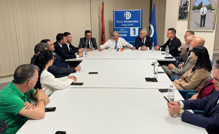 ‘Zegjineja në majë të Thanës’ /Berisha me shtabin në Vlorë: Rama si diktator, nuk lejon kandidatët të dalin në debat! Programi ynë dhe takimet me njerëzit, janë forca jonë