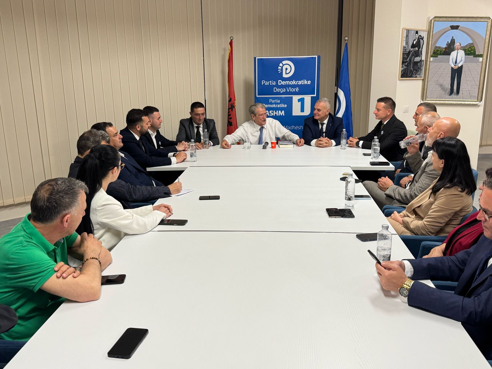 ‘Zegjineja në majë të Thanës’ /Berisha me shtabin në Vlorë: Rama si diktator, nuk lejon kandidatët të dalin në debat! Programi ynë dhe takimet me njerëzit, janë forca jonë