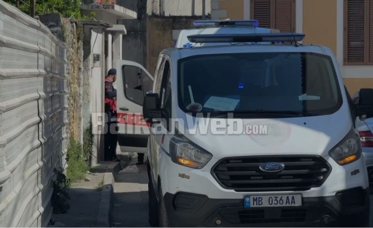 Gjysmë i zhveshur dhe i mbuluar nga gjaku/ Vrau bashkëshorten, momenti kur turisti amerikan shoqërohet nga policia (VIDEO)