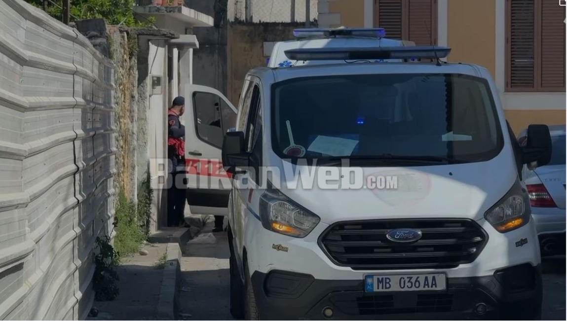 Gjysmë i zhveshur dhe i mbuluar nga gjaku/ Vrau bashkëshorten, momenti kur turisti amerikan shoqërohet nga policia (VIDEO)