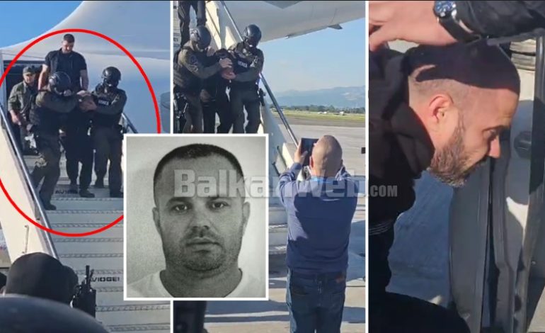 VIDEO/ Me pranga në duar dhe kokën ulur, momenti kur Florenc Çapja mbërrin në Rinas, ja pamjet e të shumëkërkuarit. Efektivët e RENEA-s e mbajnë për krahu