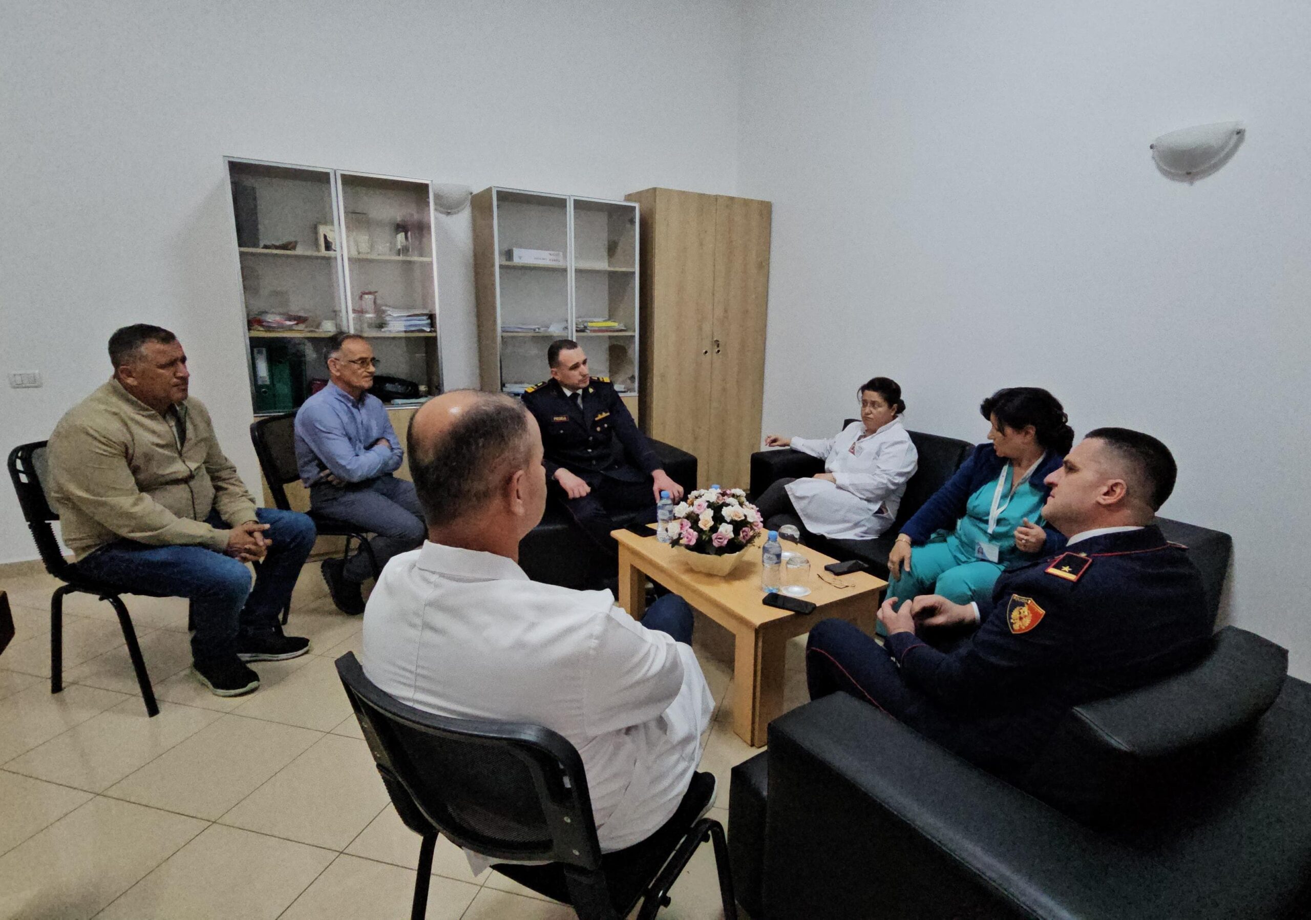 Efektivi i rendit u përplas në mënyrë tragjike nga makina, drejtori i Policisë Proda vizitë në spitalin e Traumës