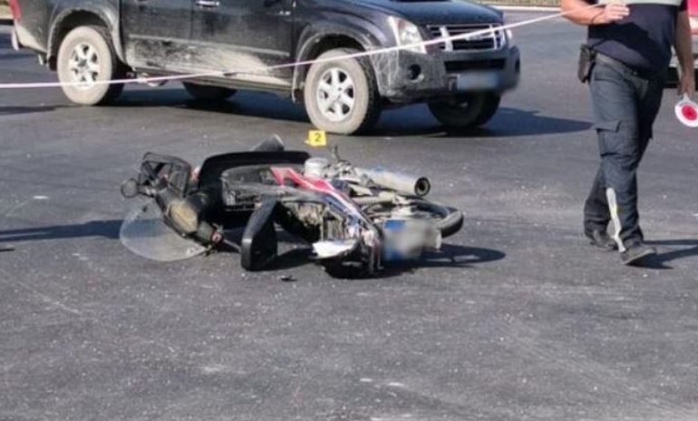 Shoferi 24-vjeçar humb kontrollin e motorit! Përplaset me tjetër motomjet, plagoset