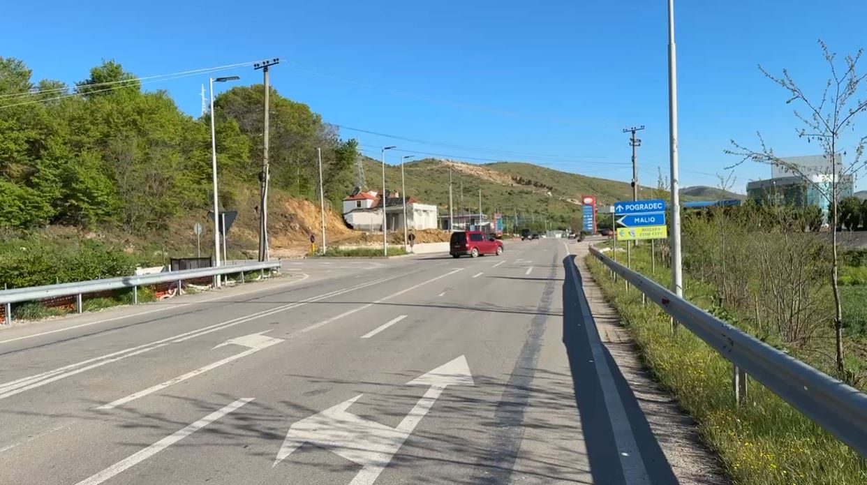 Aksident i rëndë rrugor në aksin Pogradec-Korçë/ Makina përplas këmbësoren, humb jetën 43-vjeçarja