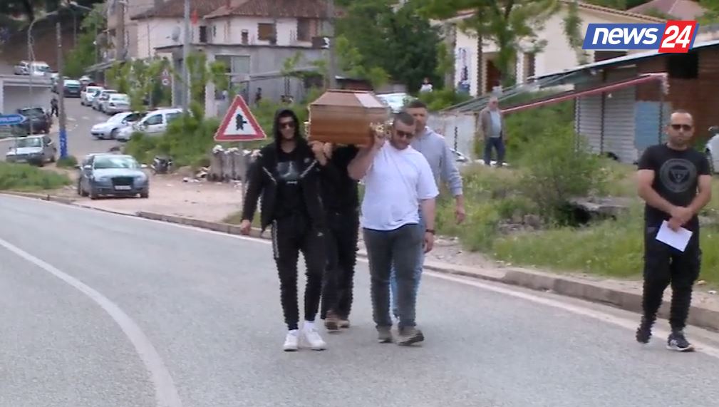 “Ose ne, ose ju!”/ Protesta e Hotolishtit, banorët sjellin me vete një arkivol: Jemi gati të përgjigjemi…