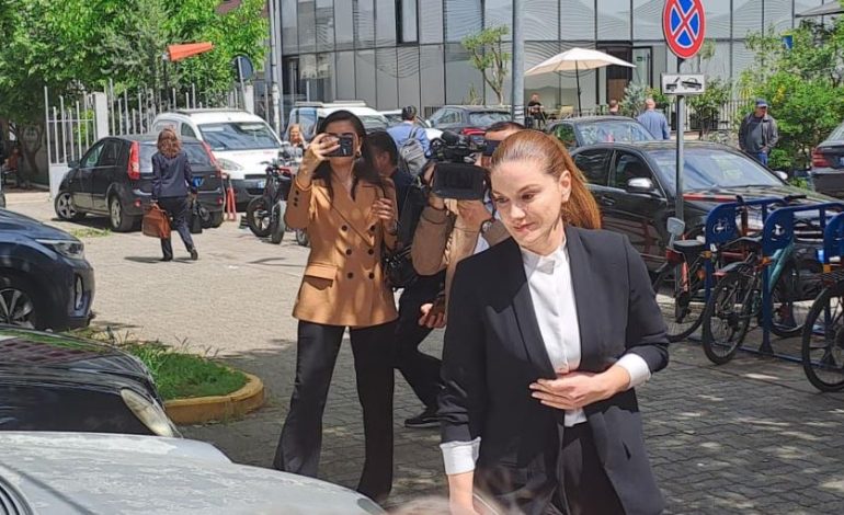 Do të merret në pyetje nga hetuesit/ Bashkëshortja e Veliajt, Ajola Xoxa mbërrin në SPAK (VIDEO)