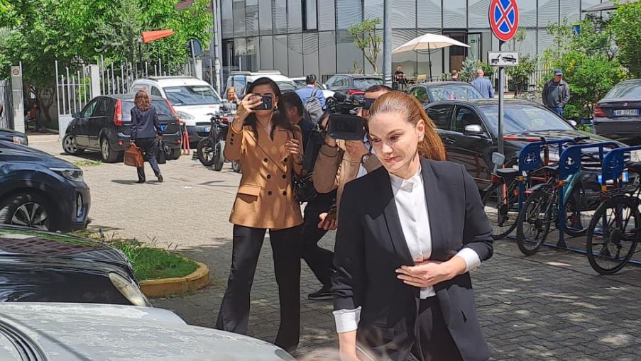 Do të merret në pyetje nga hetuesit/ Bashkëshortja e Veliajt, Ajola Xoxa mbërrin në SPAK (VIDEO)