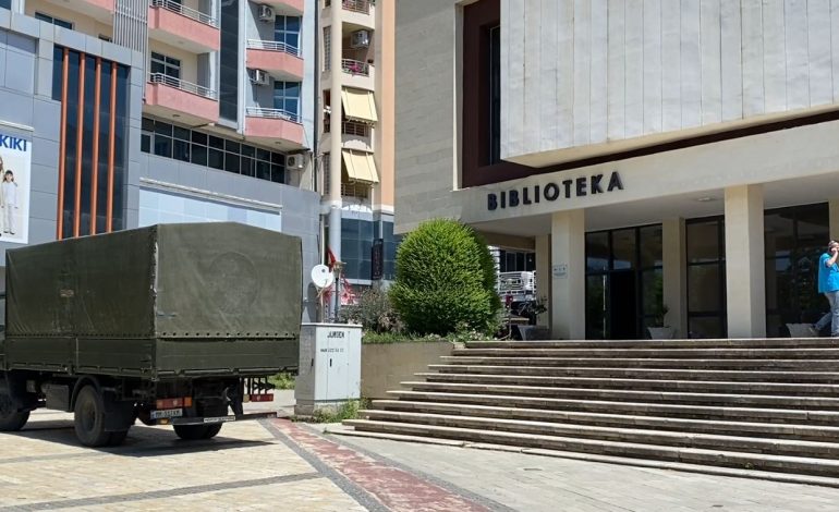 Materialet zgjedhore mbërrijnë në Lushnjë dhe Divjakë, monitorohen nga organet e rendit