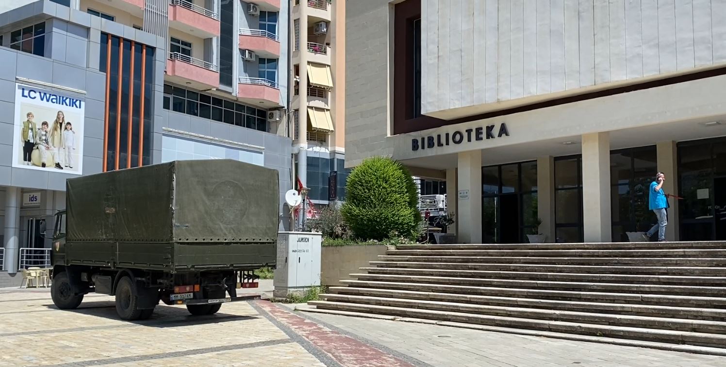 Materialet zgjedhore mbërrijnë në Lushnjë dhe Divjakë, monitorohen nga organet e rendit