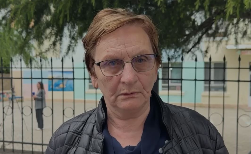 Tjetër denoncim për Luan Tollozhinen, pensionistja thotë se e ka dhunuar në ambientet e jashtme të qendrës se votimit: Më kapi prej gryke