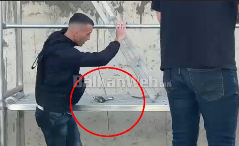 VIDEO/ Plagosja e 5 personave në Laç, policia gjen armën e krimit. Autori e kishte hedhur pranë një…