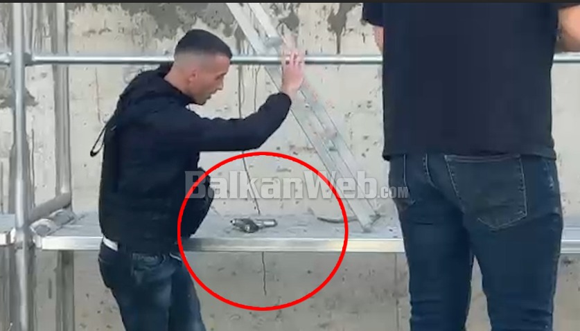 VIDEO/ Plagosja e 5 personave në Laç, policia gjen armën e krimit. Autori e kishte hedhur pranë një…