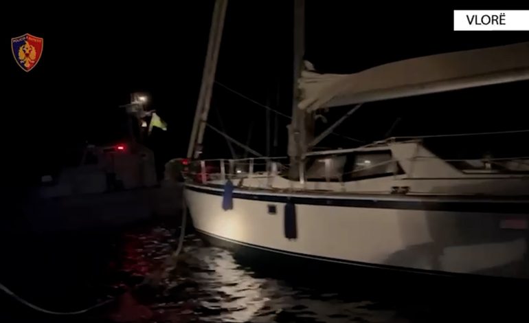 VIDEO/ U bllokuan në det pasi anija pësoi defekt pranë ishullit të Sazanit, policia shpëton disa turistë të huaj