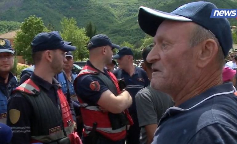 “Balluku na mashtron, jo sot, jo nesër”, banorët e Hotolishtit në protestë: Presin të marrin zgjedhjet, pastaj na vijnë me shkopa gome e gaz lotsjellës