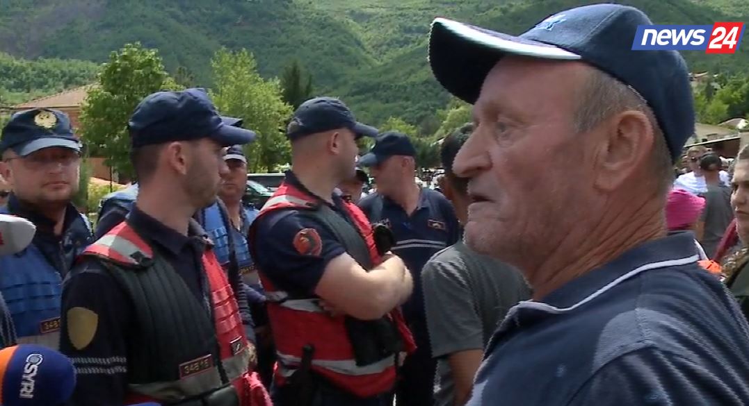 “Balluku na mashtron, jo sot, jo nesër”, banorët e Hotolishtit në protestë: Presin të marrin zgjedhjet, pastaj na vijnë me shkopa gome e gaz lotsjellës