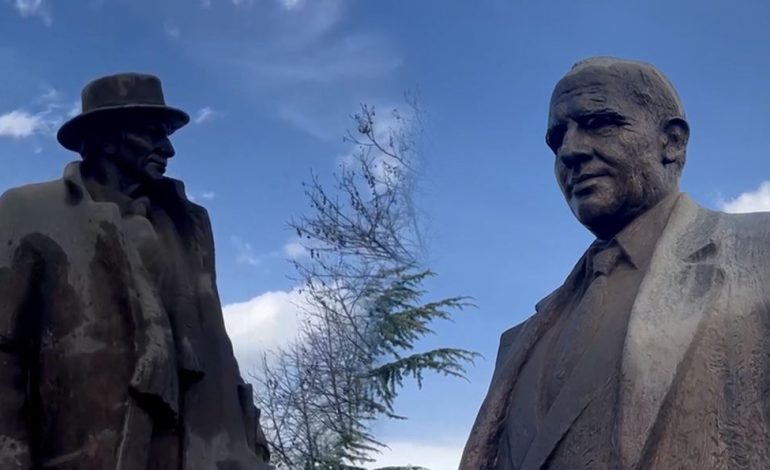 Pedagogu dhe 2 studentët e tij restauruan vullnetarisht shtatoret e Lasgush Poradecit dhe Mitrush Kutelit. Bashkia e Pogradecit në heshtje të plotë