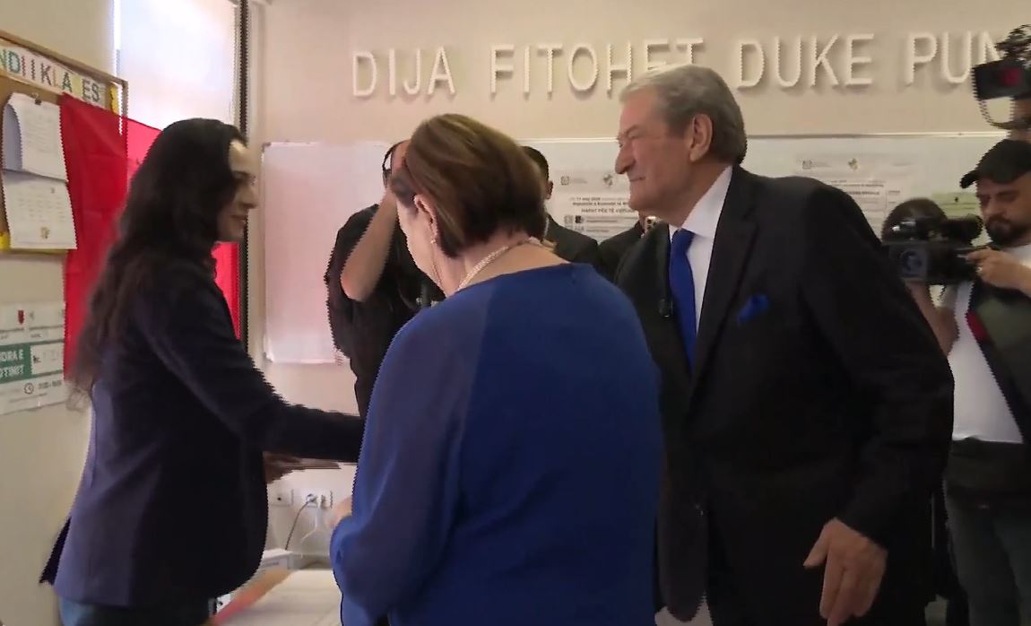Zgjedhjet e 11 majit, kryetari i PD, Sali Berisha voton në shkollën “Kosova”