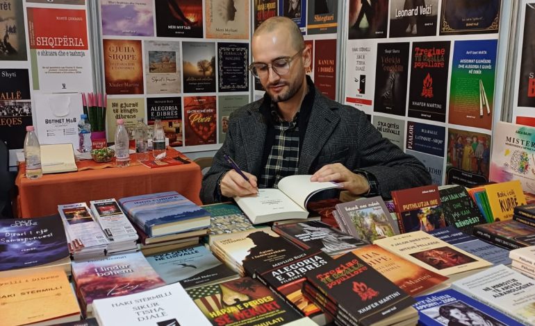 Poezia në letërsinë shqipe ka tanimë… “Princin” e saj, Thimi Gogo vjen me librin e tij të parë ‘’Princi i Melankolisë’’