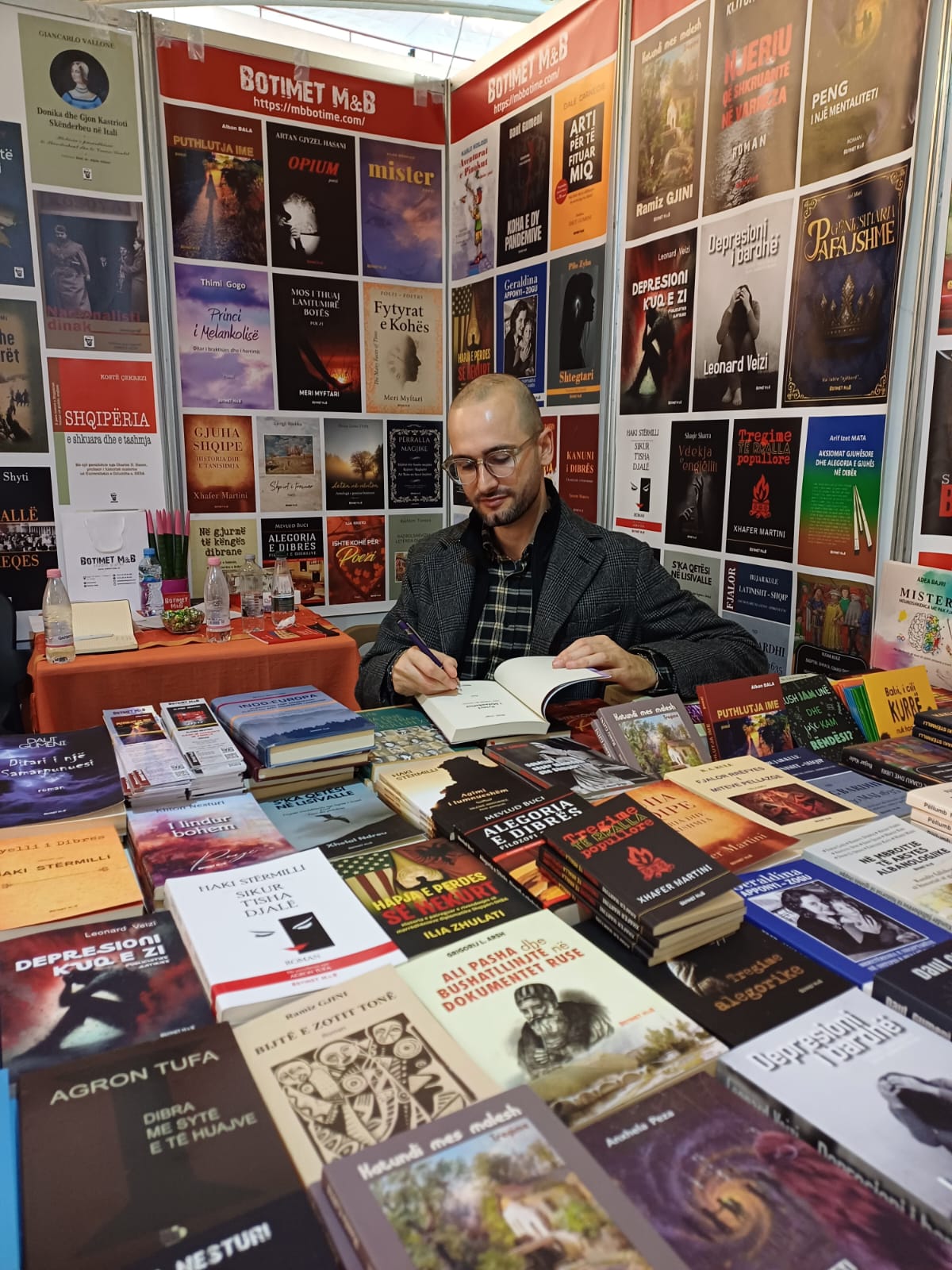 Poezia në letërsinë shqipe ka tanimë… “Princin” e saj, Thimi Gogo vjen me librin e tij të parë ‘’Princi i Melankolisë’’