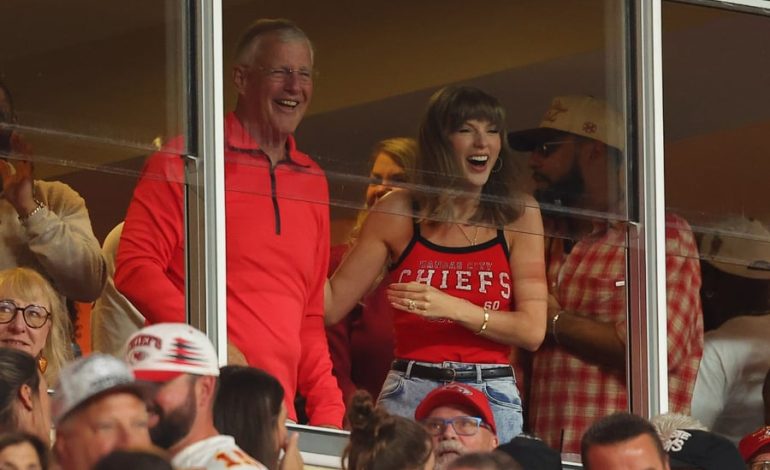 Taylor Swift shfaqet sërish në stadium, këtë herë për bashkëshortin Travis Kelce – gjesti i saj pas touchdown-it bëhet viral